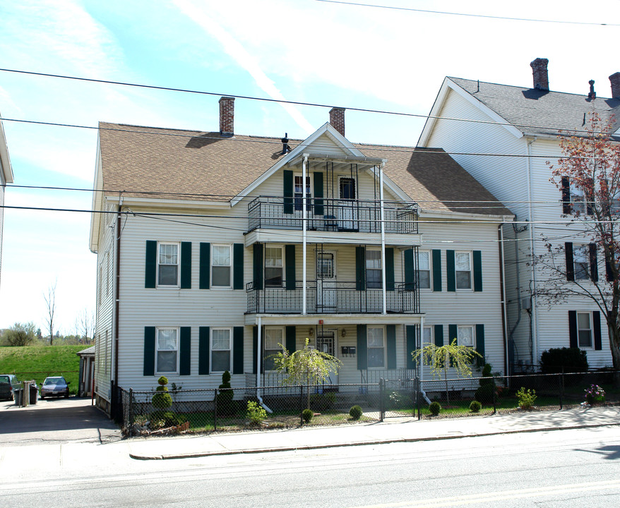 339 E School St in Woonsocket, RI - Building Photo