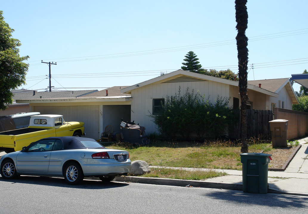 725-729 Empire Ave in Ventura, CA - Building Photo