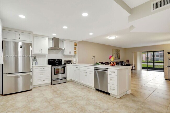 4940 E Sabal Palm Blvd in Tamarac, FL - Building Photo - Building Photo