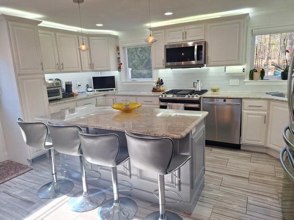 6 Lilac Ct in Walpole, MA - Building Photo