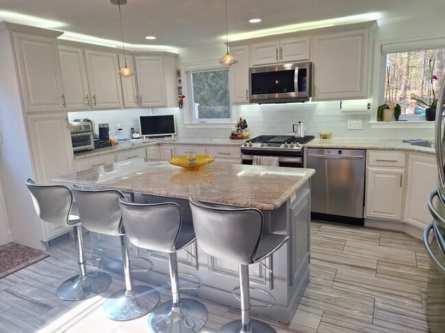 property at 6 Lilac Ct
