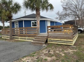 2040 Falconhurst Pl in Navarre, FL - Building Photo