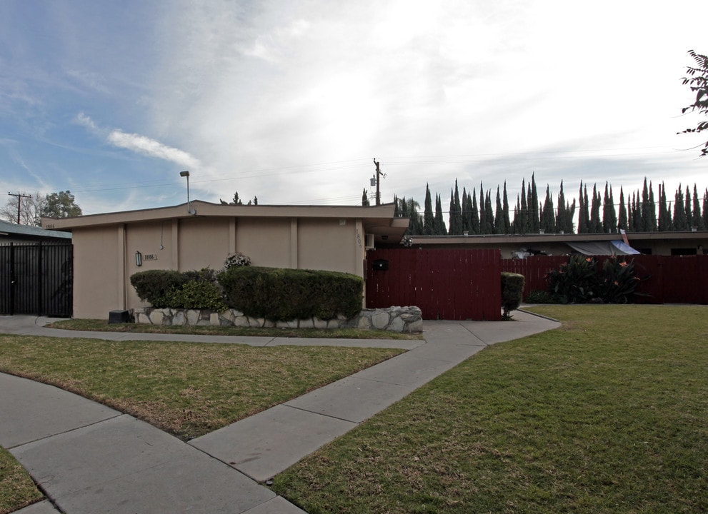 1806 W Sallie Ln in Anaheim, CA - Building Photo