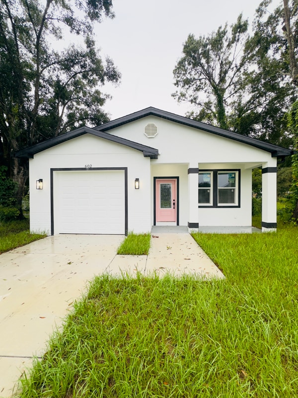 property at 602 W 7th St