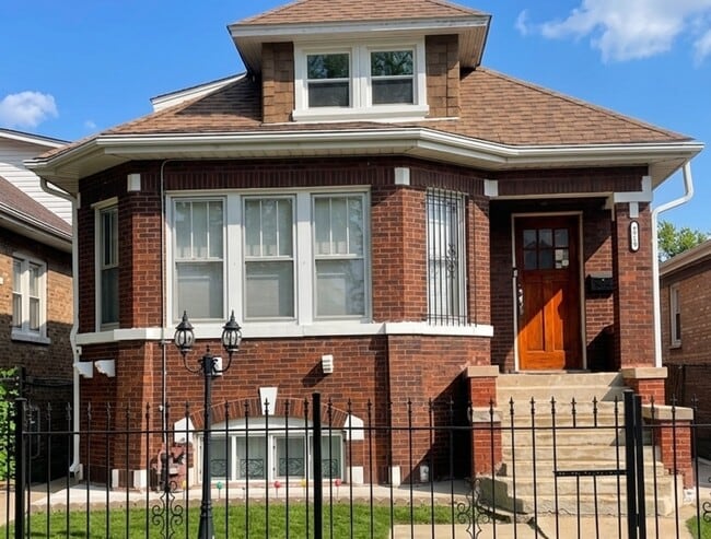 property at 4919 W Wabansia Ave