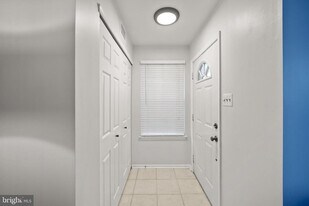 31 Everett Dr in Newtown, PA - Building Photo