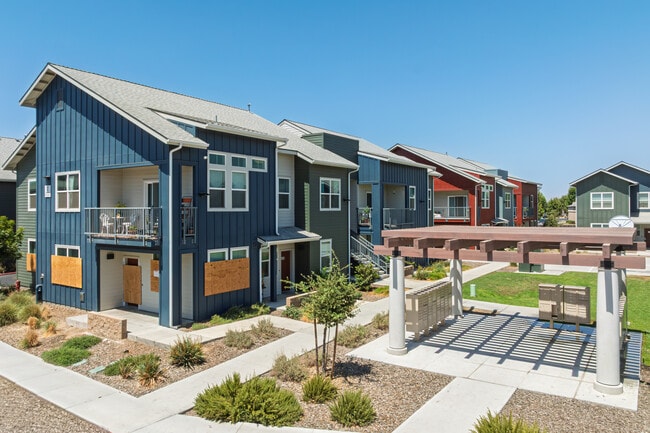 Sierra Village Apartments in Dinuba, CA - Building Photo - Building Photo