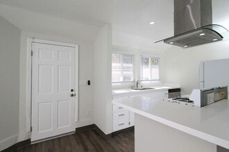 10002 1/2 Pinewood Ave in Los Angeles, CA - Building Photo - Building Photo