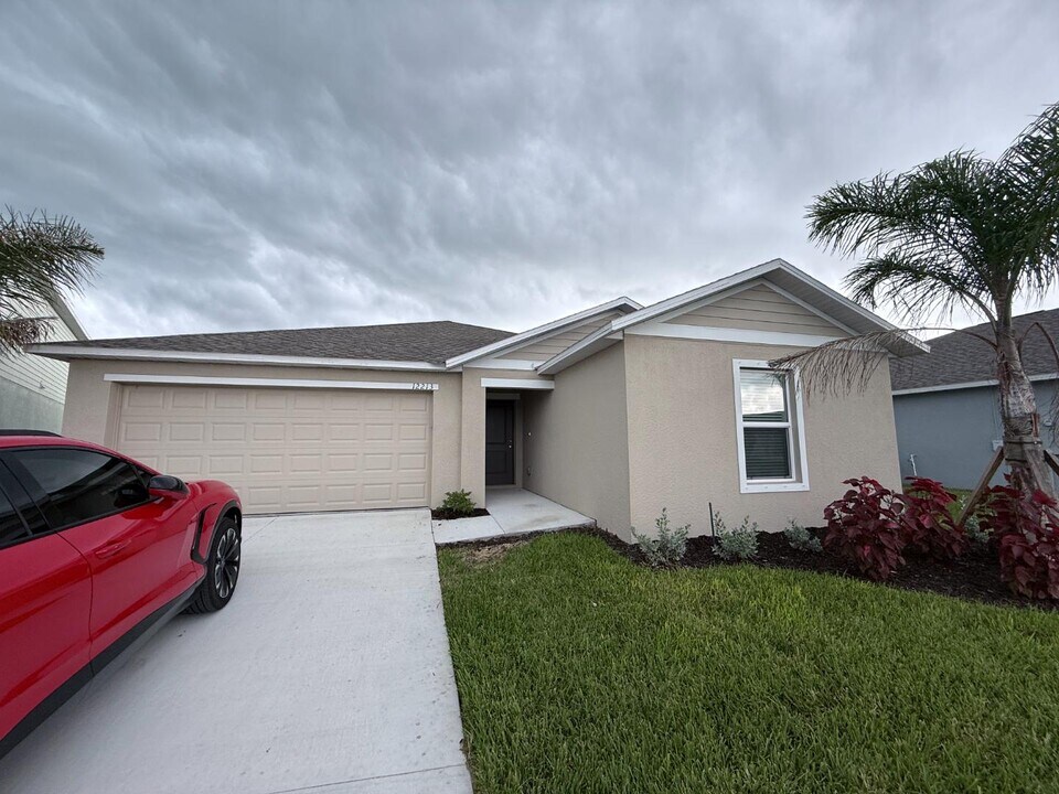 12213 Sydney Ct in Lehigh Acres, FL - Building Photo