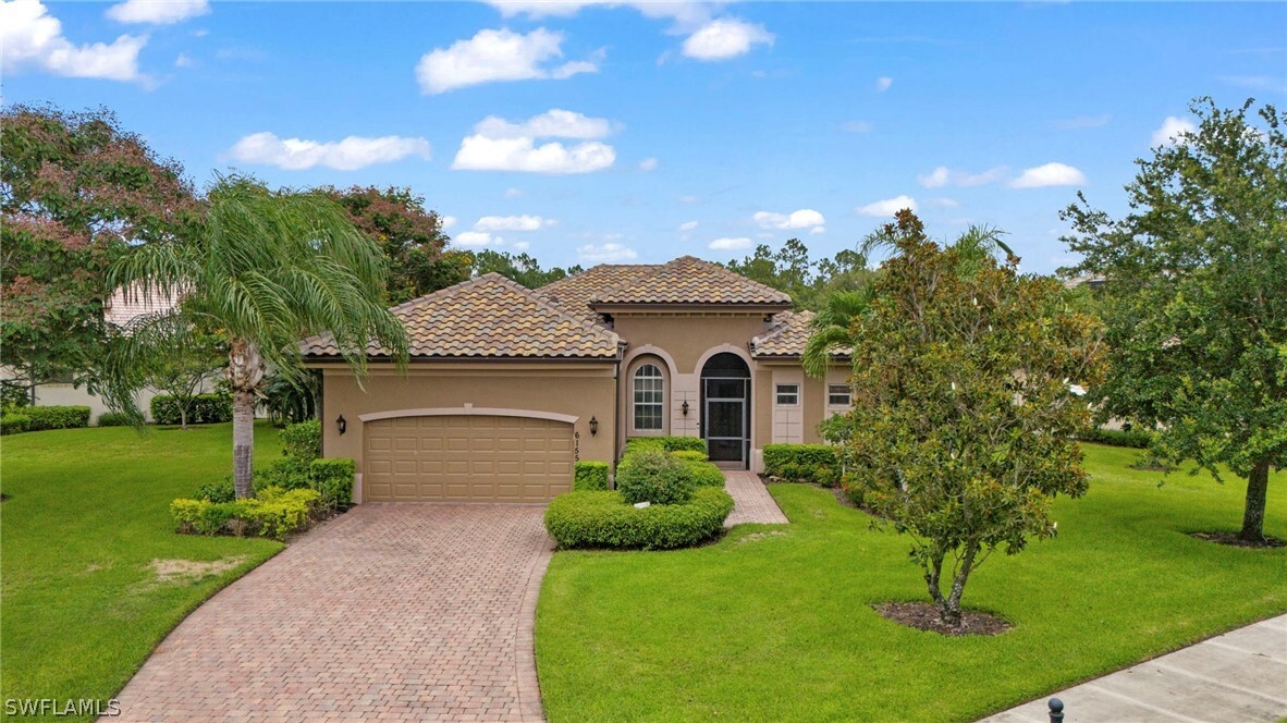 6155 Dogleg Dr in Naples, FL - Building Photo