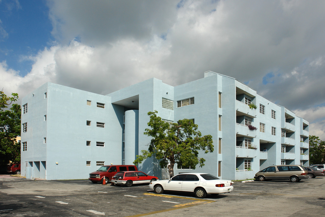 8030 NW 8th St in Miami, FL - Building Photo