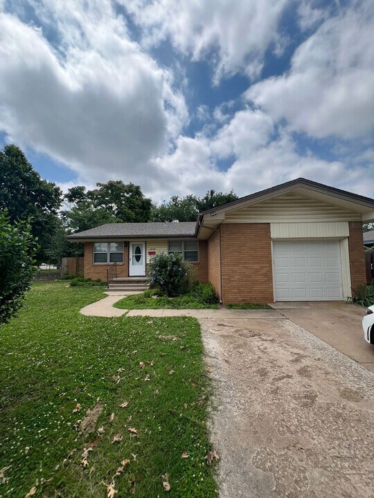 1206 Salsbury St in Norman, OK - Building Photo