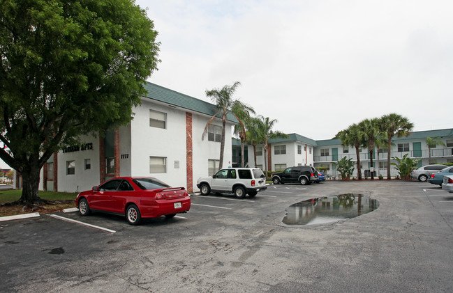 7777 Pines Blvd in Hollywood, FL - Building Photo - Building Photo