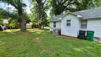 6319 Tuckaseegee Rd in Charlotte, NC - Foto de edificio - Building Photo