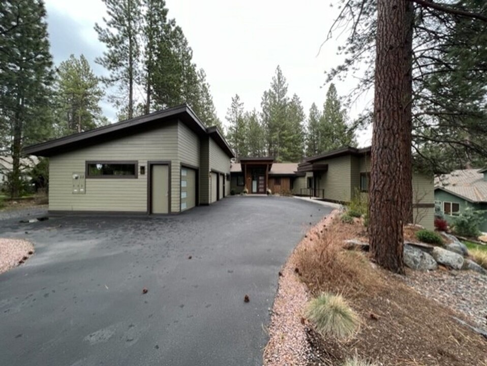 60734 Golf Village Loop in Bend, OR - Building Photo