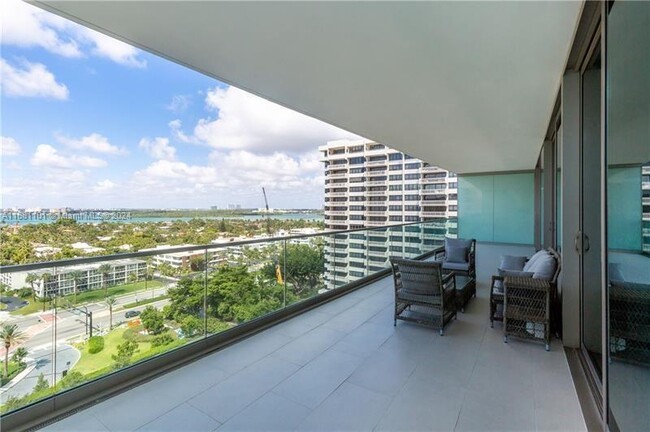 10203 Collins Ave in Bal Harbour, FL - Foto de edificio - Building Photo