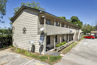 Heritage Court Apartments in Angleton, TX - Foto de edificio - Building Photo