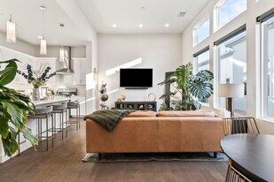 2210 Lou Ellen Ln in Houston, TX - Building Photo