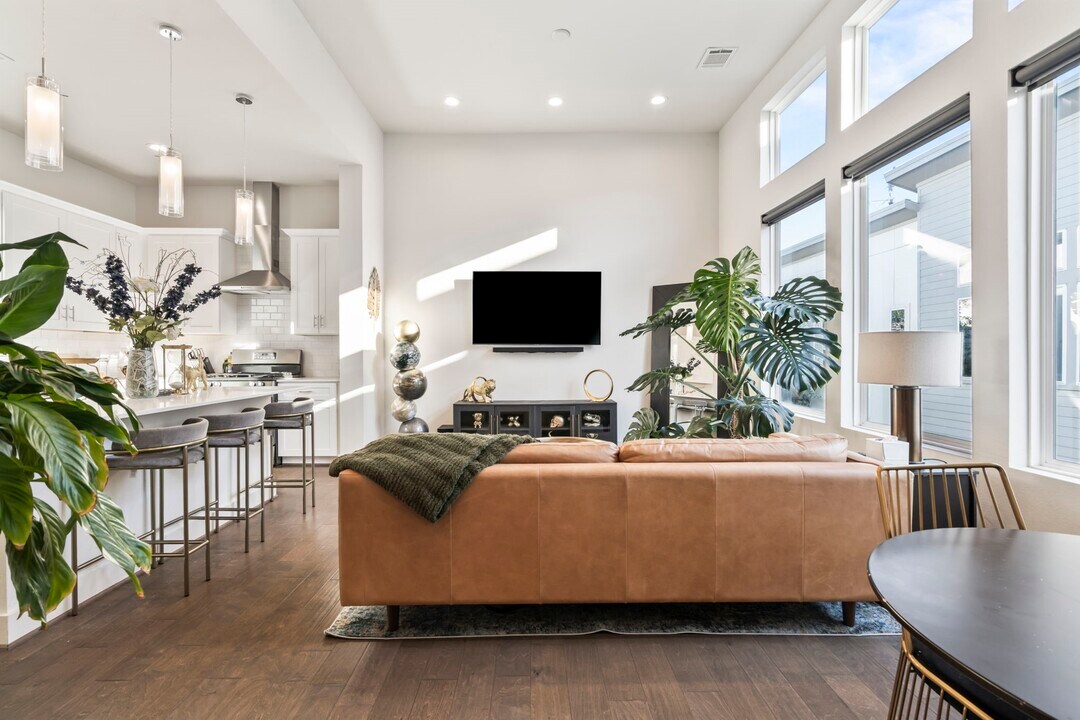 2210 Lou Ellen Ln in Houston, TX - Building Photo