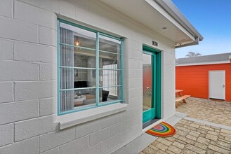 1074 S Seaward Ave in Ventura, CA - Foto de edificio - Building Photo