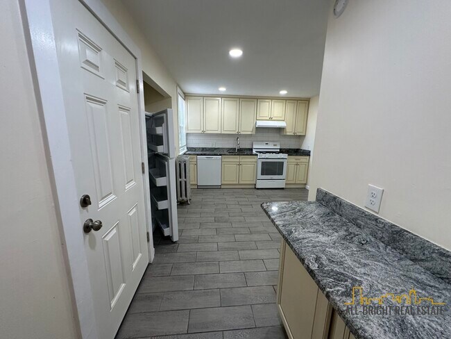194 Kelton St, Unit 3 in Boston, MA - Foto de edificio - Building Photo