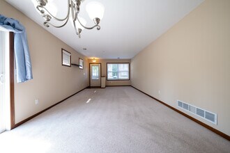 15374 60th Ave N in Plymouth, MN - Foto de edificio - Building Photo