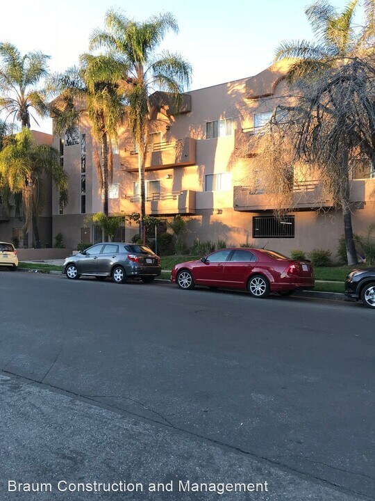 11459 Collins St in Los Angeles, CA - Foto de edificio