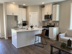 4852 Flight Ave NE in Salem, OR - Building Photo - Building Photo