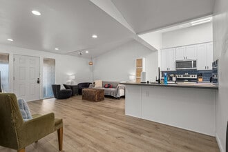 5369 Saxon St in San Diego, CA - Foto de edificio - Building Photo