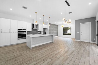 4420 NW 81st Ave in Doral, FL - Building Photo - Building Photo