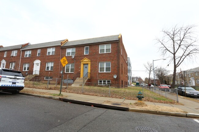 1356 Queen St NE in Washington, DC - Foto de edificio - Building Photo