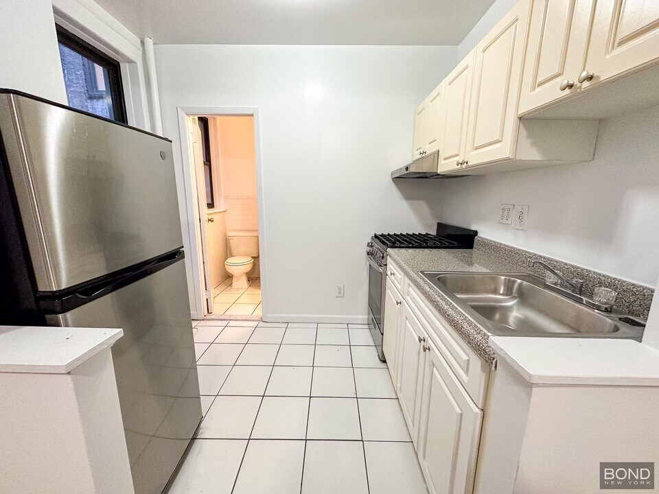 1427 York Ave in New York, NY - Building Photo