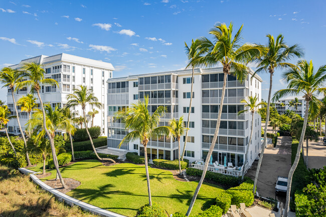 Colonial Club in Naples, FL - Foto de edificio - Building Photo