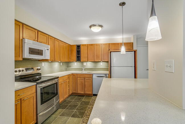 3800 Fairfax Dr, Unit #613 in Arlington, VA - Building Photo - Building Photo