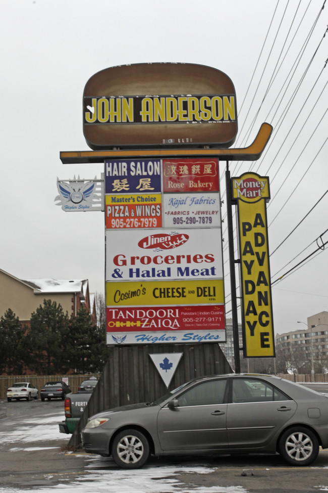 1051-1069 Dundas St W in Mississauga, ON - Building Photo - Building Photo