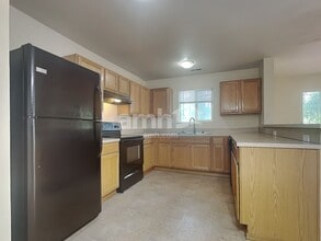 13002 159th Ave E in Puyallup, WA - Foto de edificio - Building Photo