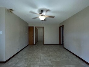 320 Avenue F in Nederland, TX - Building Photo - Building Photo