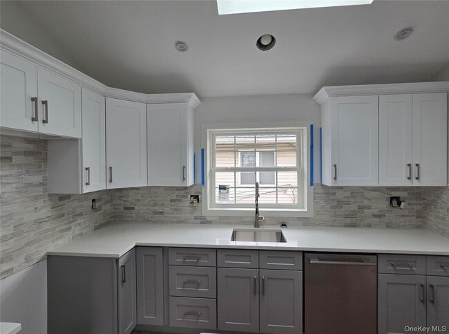 451 E Pine St in Long Beach, NY - Building Photo - Building Photo