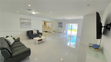 9331 SW 27th St in Miami, FL - Building Photo - Building Photo