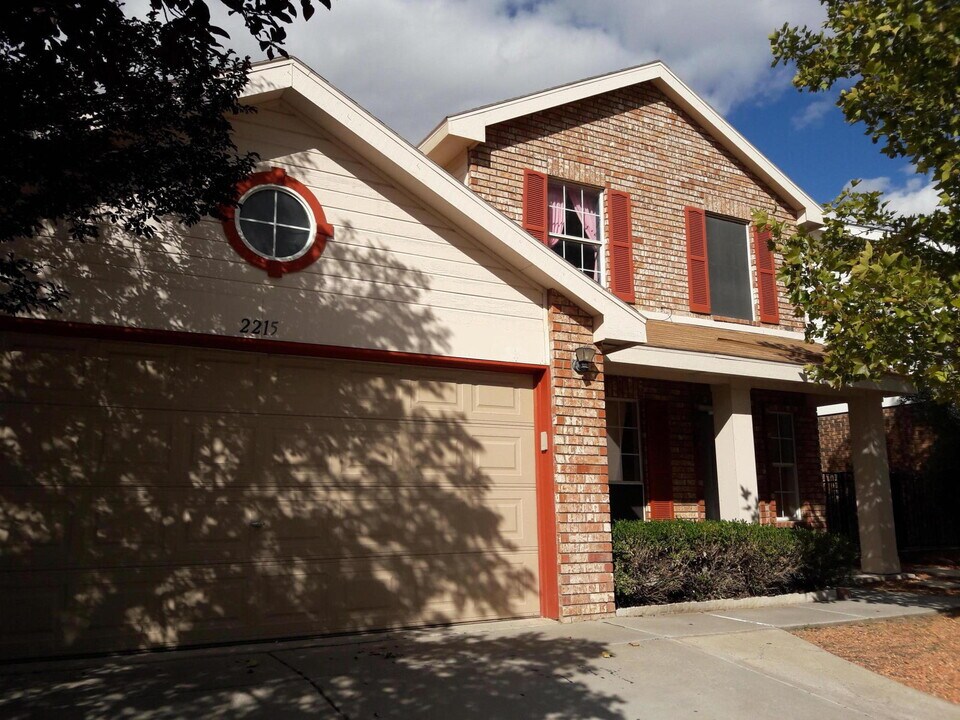2215 Sunstone Dr NW in Albuquerque, NM - Foto de edificio