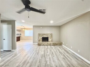 5830 Deer Valley Dr in Las Vegas, NV - Building Photo - Building Photo