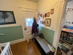 35 Cameron Ave, Unit 2 in Somerville, MA - Foto de edificio - Building Photo