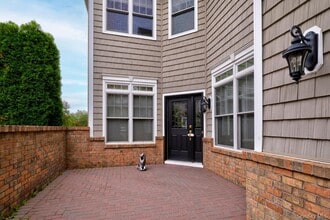 702 Equestrian Way in Westbury, NY - Building Photo - Building Photo