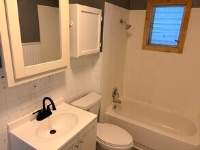 852 Maple Ave in Galesburg, IL - Foto de edificio - Building Photo