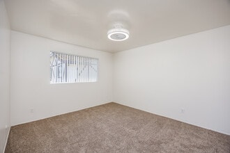 Essex Manor Apartments in National City, CA - Foto de edificio - Building Photo