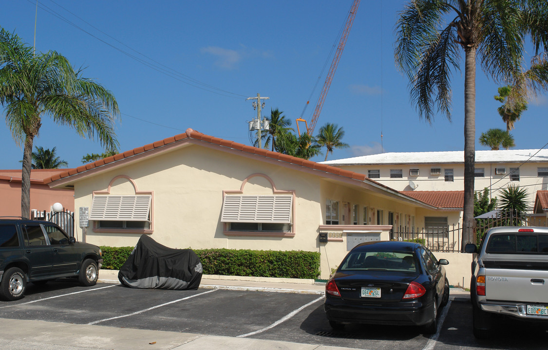 Sea Breeze Apartments in Fort Lauderdale, FL - Building Photo