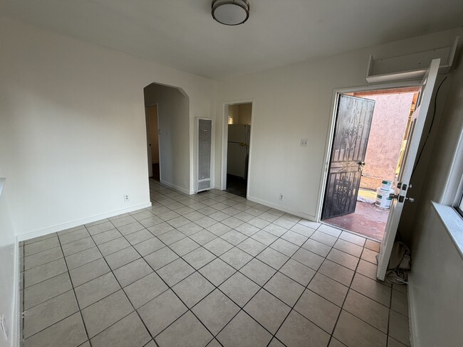 2042 Martin Luther King Jr Ave, Unit 4 in Long Beach, CA - Building Photo - Building Photo