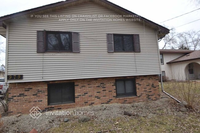 property at 979-44 1/2 44 1/2 Ave NE