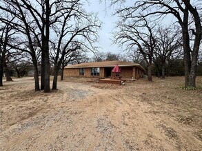 1304 W Wise St in Bowie, TX - Building Photo - Building Photo