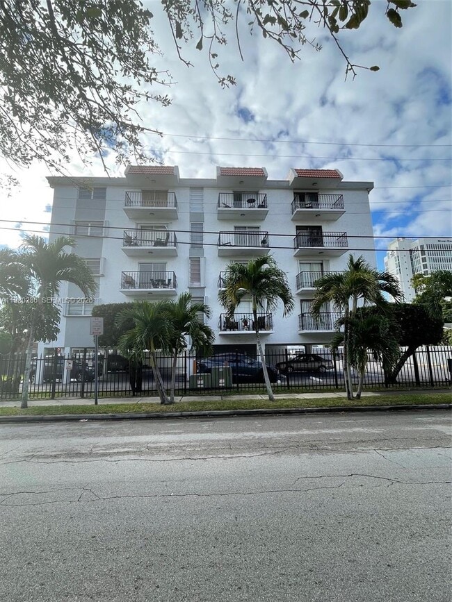 2500 SW 6th St in Miami, FL - Foto de edificio - Building Photo